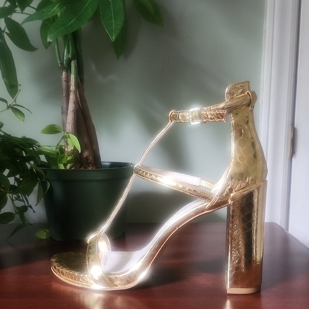 Kenneth COLE Gold Block Heel T-Strap Sandals